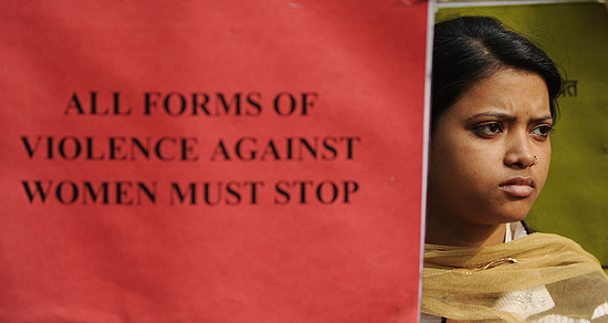 Ativista protesta em Nova Dli; menor acusado de estupro coletivo presta depoimento nesta tera