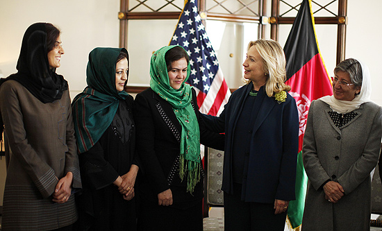 Hillary Clinton encontra Fowzia Koofi(a terceira da esq. para a dir.) em evento na embaixada dos EUA em Cabul