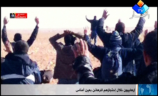 Imagem de TV mostra supostos reféns de campo de gás no deserto argelino comemorando libertação