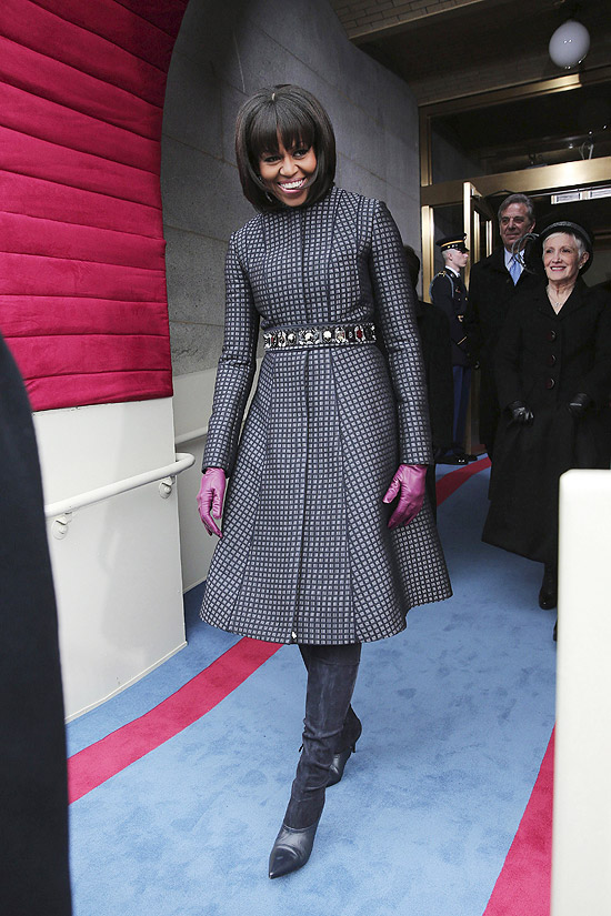 Michelle Obama chega ao Capitólio antes do discurso de posse do presidente Barack Obama. A primeira-dama veste casaco e vestido de Thom Browne 