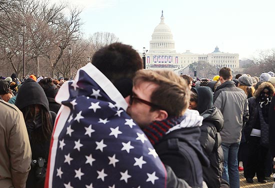 Casal gay se abraça enquanto assiste a cerimônia de posse de Barack Obama no National Mall, em Washington