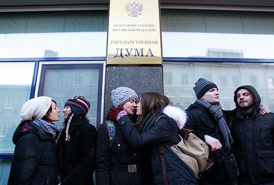 ORG XMIT: MOS04 Gay rights activists kiss during a protest outside the Duma, Russia's lower house of Parliament, in Moscow January 22, 2013. Russia's parliament is due to hold its first reading on a 