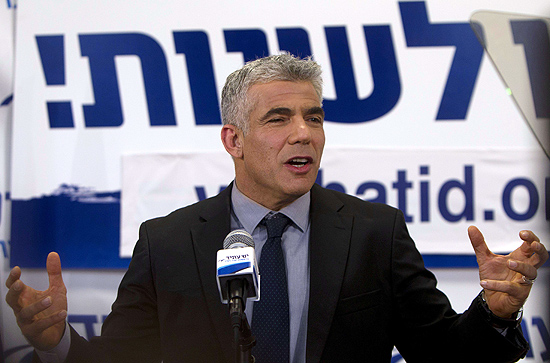 Yair Lapid, ex-apresentador de TV, em discurso em Tel Aviv; seu partido, o Yesh Atid, rouba cena em eleio