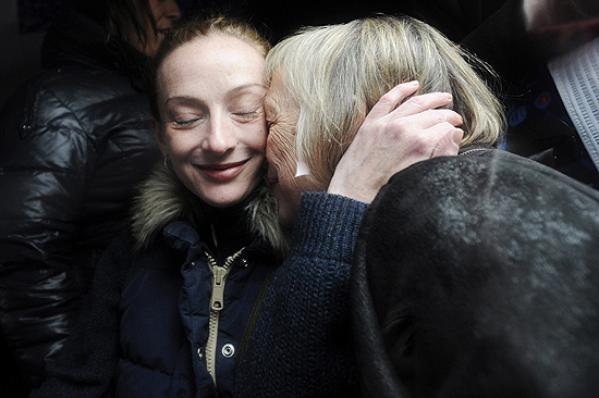 Francesa Florence Cassez recebe um beijo de sua me ao chegar na Frana depois de sete anos presa no Mxico