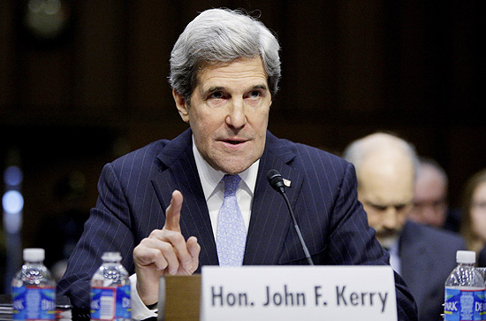O senador democrata John Kerry, indicado por Barack Obama a secretrio de Estado, passa por sabatina no Senado