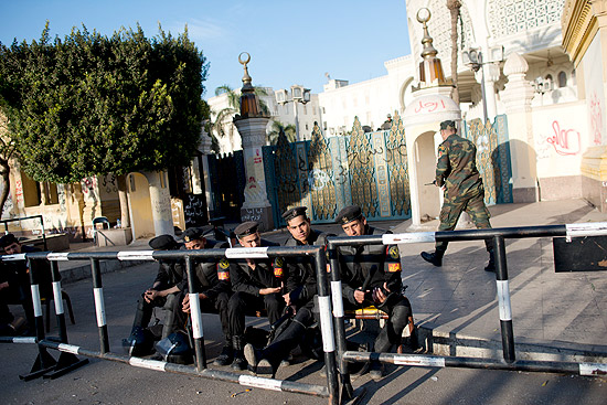 Soldados egpcios vigiam o palcio presidencial no Cairo; burocracia do pas repele governo Mursi