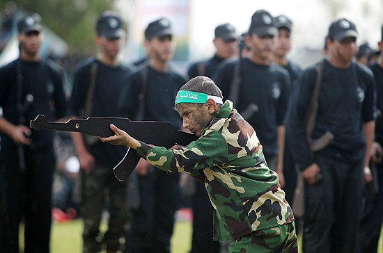 Palestinos que cursam ensino mdio participam de formatura em curso militar do Hamas, na Cidade de Gaza