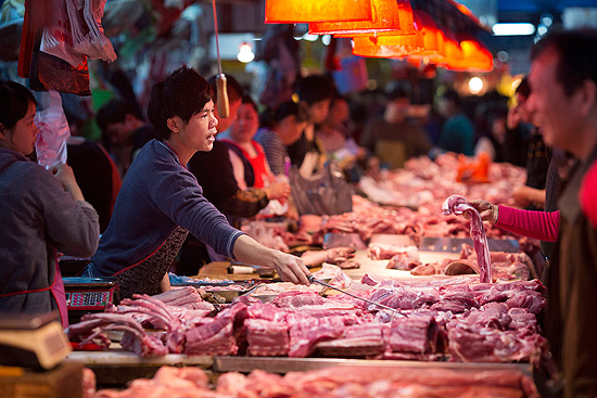 Comerciantes notam recuperao nas vendas depois da desacelerao em 2012; mercado de carne em Zhuhai