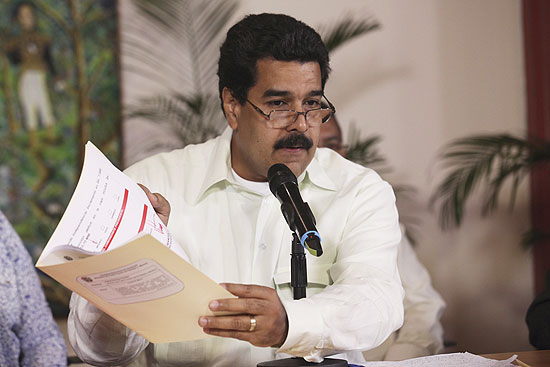 Vice-presidente Nicolás Maduro mostra documentos assinados por Hugo Chávez como prova de recuperação de cirurgia