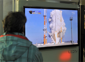 Homem observa pela televisão em <br>estação de trem em Seul o bem sucedido lançamento do foguete sul-coreano Naro