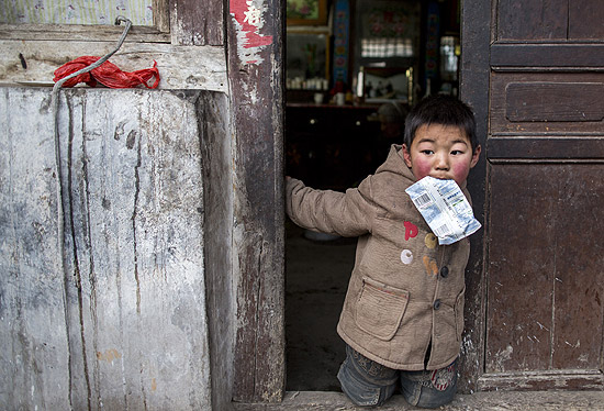 Tang Xiaoyi, 5, em frente a casa de sua famlia na provncia de Heibei
