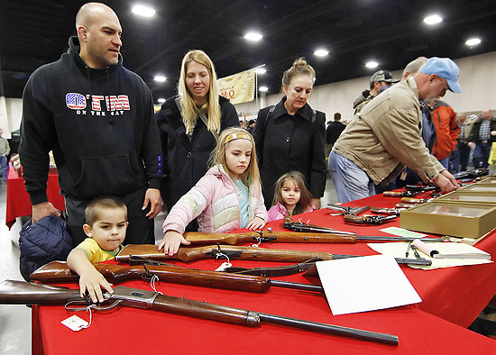 Indústria de armas nos EUA volta suas estratégias de marketing para o público infantil e adolescente