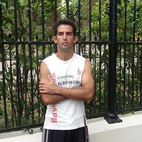 Maikel Castro, 30, na embaixada da Itlia em Havana; ele no consegue visto, apesar de reforma