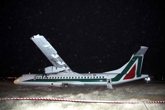 A aeronave ATR-72, operada pela companhia aérea Romena Carpatair, que saiu da pista no aeroporto de Roma