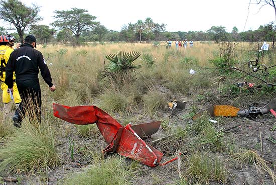 Equipe de resgate inspeciona restos de helicóptero que carregava presidenciável Lino Oviedo e caiu no sábado (2)