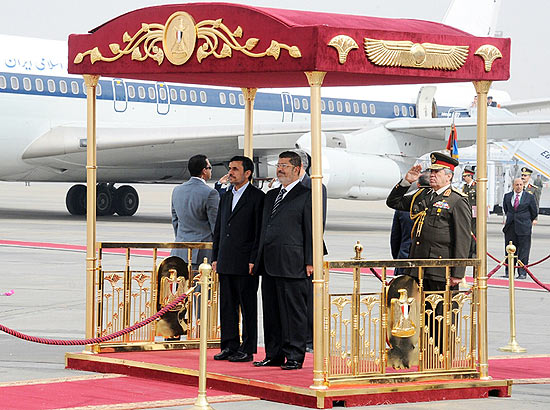 Ahmadinejad  recebido pelo presidente do Egito, Mohamed Mursi, no aeroporto do Cairo, nesta tera