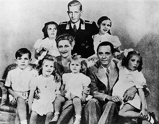 O ministro da propaganda de Hitler, Paul Joseph Goebbels (1897 - 1945)(à dir), com sua esposa Magda e seus seis filhos; posicionado de uniforme, no centro da imagem, Harald Quandt, filho do primeiro casamento de Magda com Guenther Quandt
