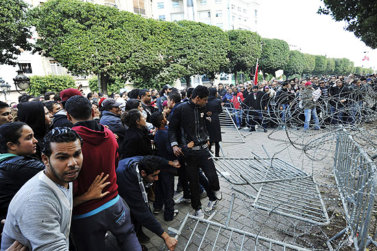 Manifestantes removem barreiras e arame farpado na porta do Ministrio do Interior durante protesto em Tnis