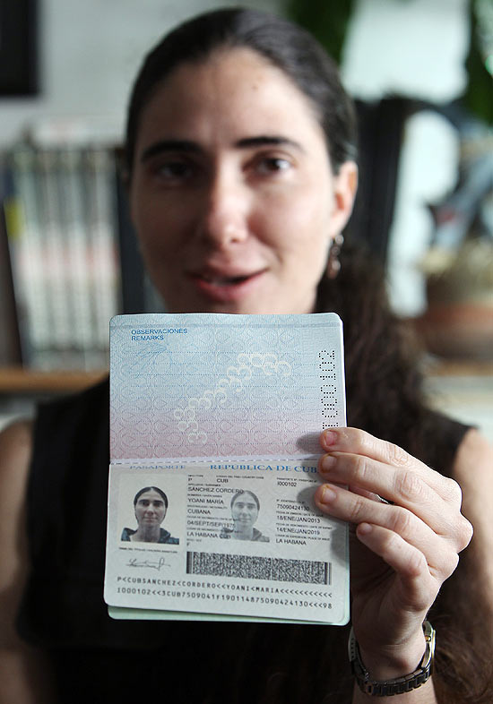 Yoani Sánchez mostra seu passaporte, em mensagem no Twitter; blogueira viajará ao Brasil e à Europa