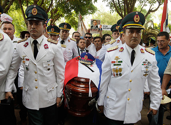 Caixo do ex-general e candidato  presidncia do Paraguai, Lino Oviedo,  carregado durante seu enterro em Luque