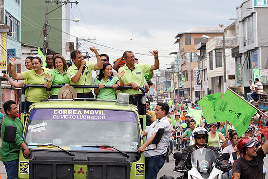 Rafael Correa acena em carro aberto no laamento de sua campanha