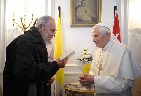 O Papa Bento 16 ( dir.) durante encontro com o ex-presidente cubano, Fidel Castro, em Havana, Cuba, em maro do ano passado.