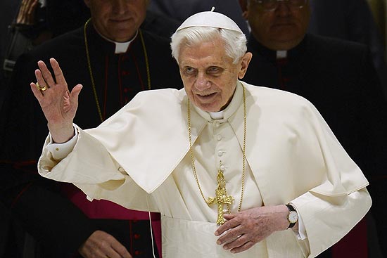 Papa Bento 16 acena para fiéis durante sua chegada em audiência no Vaticano, sua primeira aparição pública desde que anunciou a renúncia