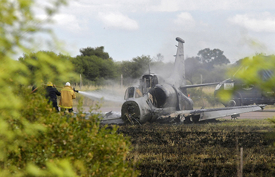 Bombeiros apagam fogo em aeronave militar que caiu na Argentina