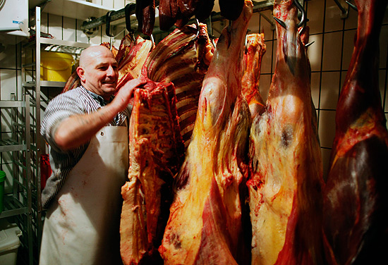 Açougueiro alemão com carne de cavalo em abatedouro; autoridades do país investigam o uso indevido do produto
