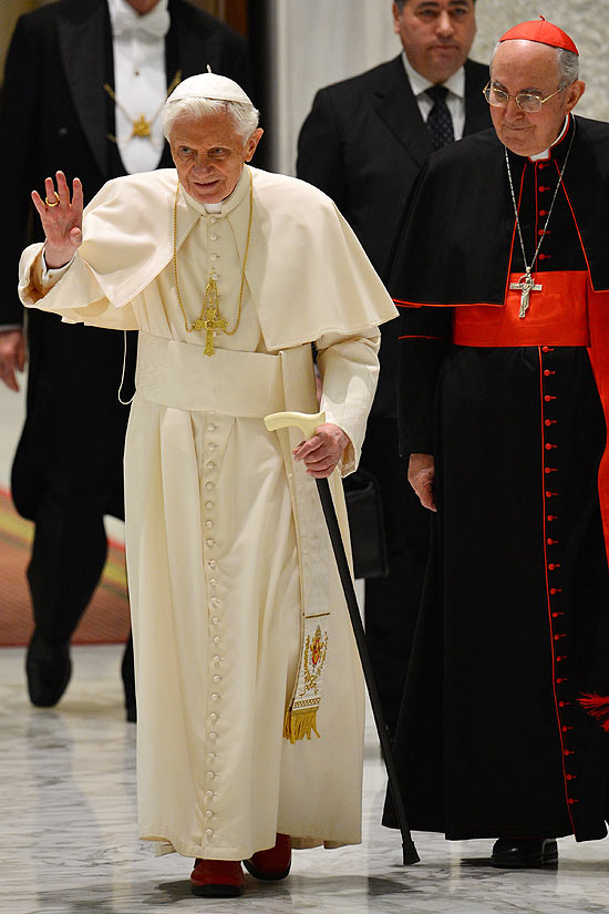 Com bengala, Bento 16 chega à sala Paulo 6º, no Vaticano, para reunião com cardeais de Roma