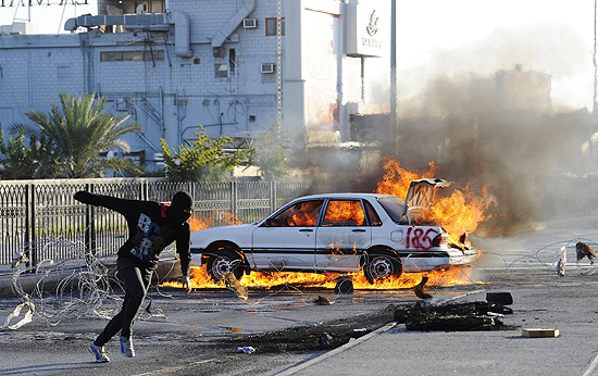 Manifestantes incendeiam um veculo em Qadam, no Bahrein, em dia de protestos no pas
