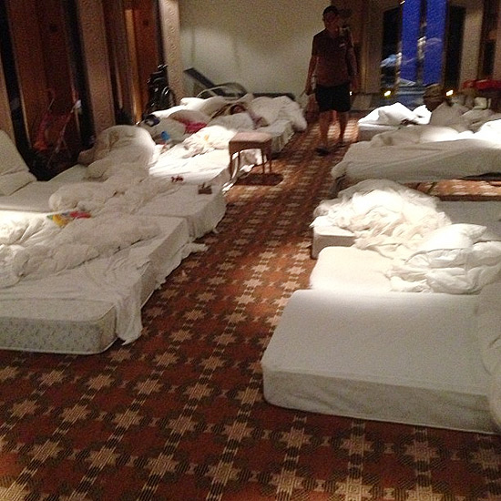 Foto reproduzida do Instagram mostra colchões nos corredores e próximos aos elevadores do navio Carnival Triumph 