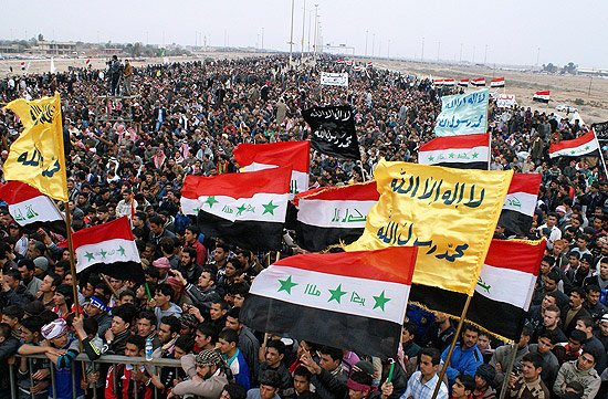 Iraquianos sunitas participam de protesto antigoverno na cidade de Faluja