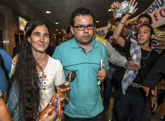 A cubana Yoani Sanchéz desembarca no aeroporto de Guararapes no dia 18 de fevereiro, em Recife (PE), ao lado de seu anfitrião no país, o cineasta Dado Galvão