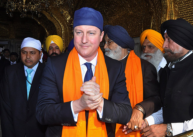 O premi britnico, David Cameron, visita o Templo Dourado de Amritsar, na ndia