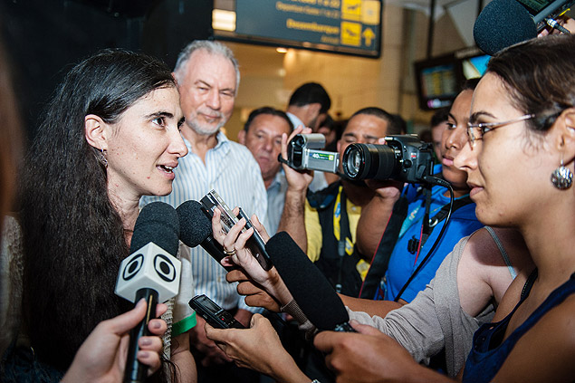 A blogueira cubana Yoani Snches chega no aeroporto de Congonhas