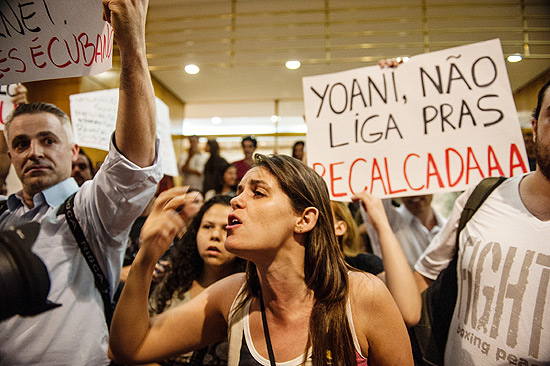 Manifestantes apoiam a blogueira cubana Yoani Snchez, no Conjunto Nacional, em So Paulo