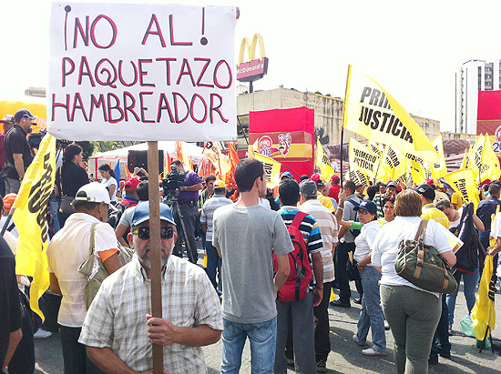 "No ao pacoto que causa fome", afirma cartaz em protesto contra desabastecimento de supermercados, em Caracas