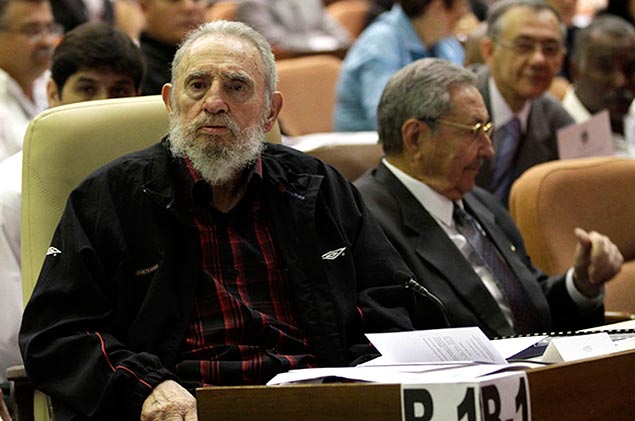 ORG XMIT: HAV03 Former Cuban leader Fidel Castro (L) attends the opening session of the National Assembly of the People's Power beside his brother, Cuban President Raul Castro, in Havana February 24, 2013. Retired Cuban leader Castro made a rare public appearance on Sunday as he took his long-empty seat beside brother Raul Castro at the opening session of the National Assembly, the official National Information Agency reported. Fidel Castro has graced the assembly chambers just once, in 2010, since taking ill in 2006 and ceding power to his brother. REUTERS/Ismael Francisco/Courtesy of Cubadebate/Handout (CUBA - Tags: POLITICS) ATTENTION EDITORS - THIS IMAGE WAS PROVIDED BY A THIRD PARTY. FOR EDITORIAL USE ONLY. NOT FOR SALE FOR MARKETING OR ADVERTISING CAMPAIGNS. THIS PICTURE IS DISTRIBUTED EXACTLY AS RECEIVED BY REUTERS, AS A SERVICE TO CLIENTS