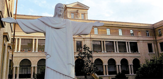Rplica do Cristo Redentor no colgio Pio Brasileiro, que tem uma biblioteca com 70 mil volumes e quadra de futebol
