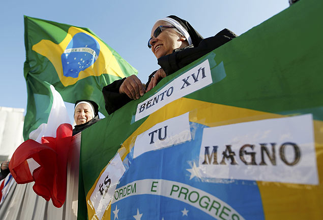Freia exibe bandeira brasileira em evento que marcou despedida do papa Bento 16