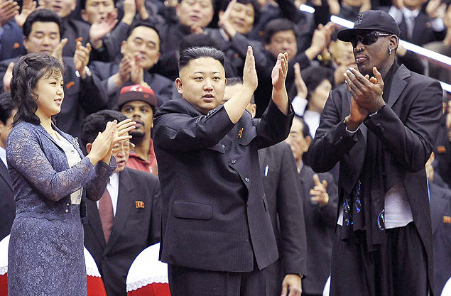 Ditador norte-coreano, Kim Jong-Un (centro), aplaude partida de basquete ao lado do ex-jogador americano Dennis Rodman 
