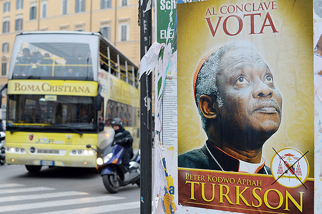 Cartaz com o rosto do cardeal de Gana, Peter Turkson nas ruas de Roma