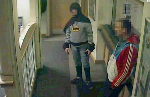 Imagens do circuito de segurança mostram homem vestido de Batman entregando suposto criminoso à polícia