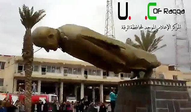 Vdeo mostra a derrubada de esttua do ex-ditador da Sria, Hafez Assad, na cidade de Raqaa, no norte do pas