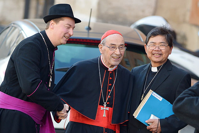 O falso bispo, Ralph Napierski (à esq.), cumprimenta e posa para foto com o cardeal Sergio Sebiastiana, no Vaticano