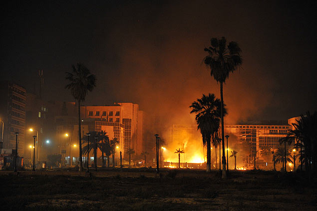 Manifestantes colocam fogo em pneus em confrontos com foras de segurana em Port Said, no Egito