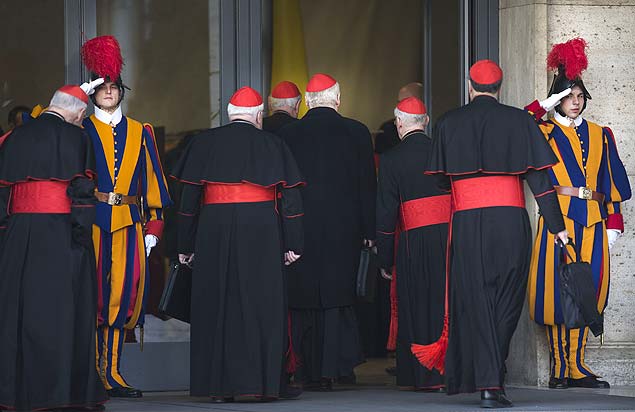 Cardeais so recebidos pela Guarda Sua no primeiro dia da reunio pr-conclave no Vaticano