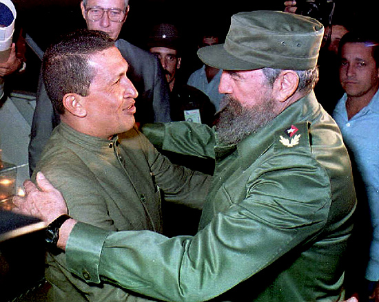 Fidel recebe Hugo Chvez em visita do ento militar venezuelano a Cuba, em 1994