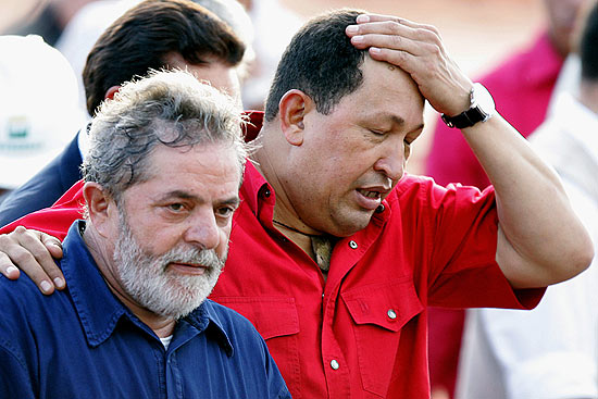 Nesta foto de 2008, Lula e Chvez visitam a refinaria Abreu e Lima, em Recife; Lula lamentou a morte do amigo e destacou seu legado